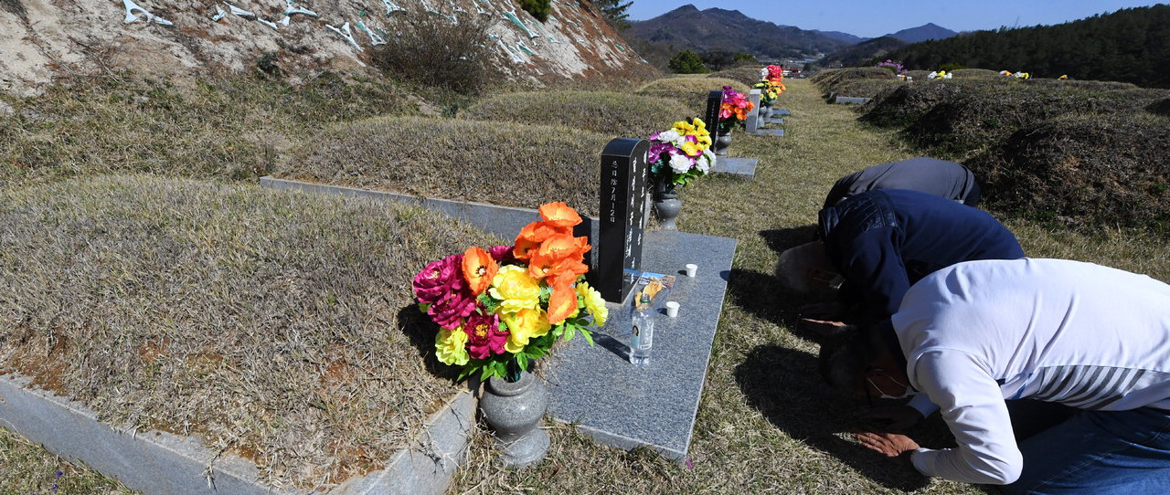 절기상 한식(寒食)인 5일 청주 가덕공원묘지를 찾은 성묘객들이 절을 하고 있다. /김명년