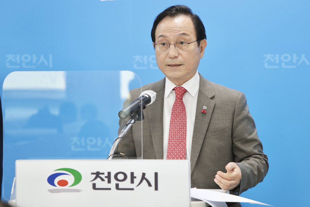박상돈 천안시장이 도로교통망 개선계획을 발표하고 있다. /천안시 제공