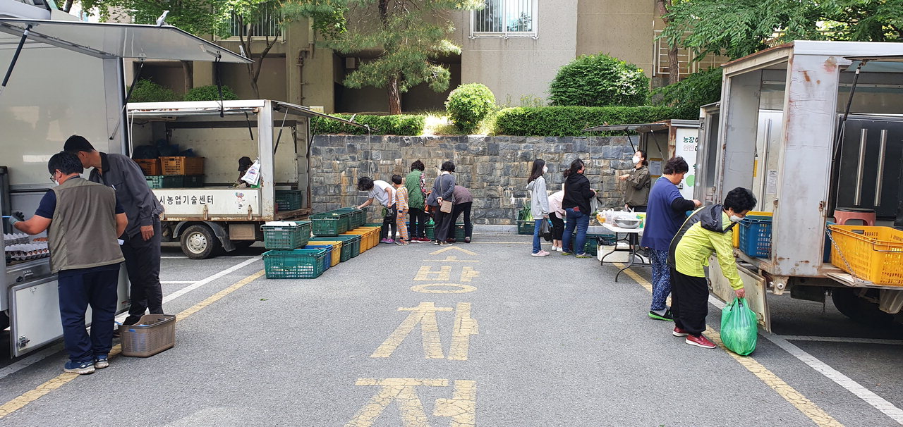 천안시농업기술센터가 8일 지역 내 아파트를 찾아 농산물직거래 목요장터를 운영했다./천안시 제공