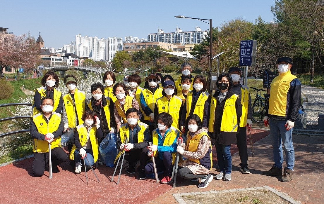 천안시 불당동 통장협의회가 8일 깨끗한 동네 만들기 봉사활동을 실시했다./천안시 제공