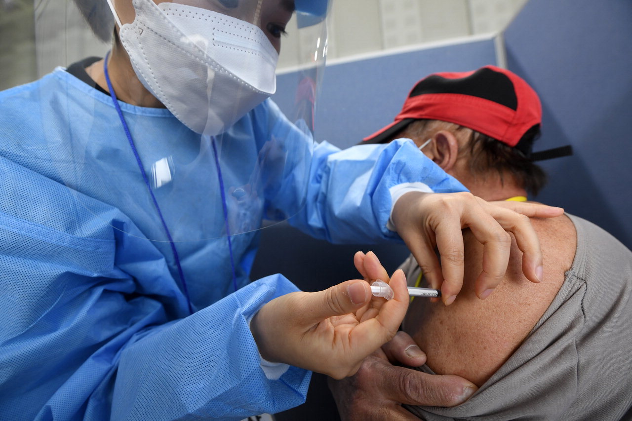청주 상당구청 예방접종센터에서 백신접종이 진행되고 있다./ 중부매일DB
