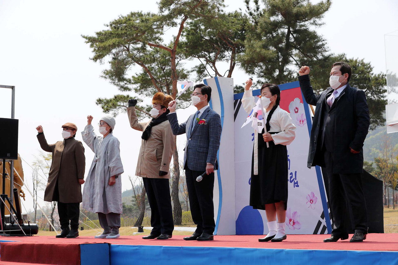 임시정부수립 기념식이 충남 홍예공원에서 진행되고 있다. 충청남도 제공