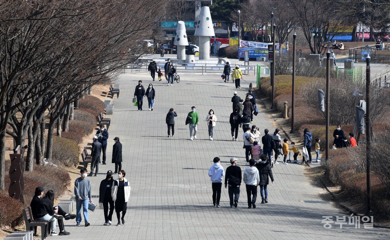 청주시 오창호수공원에서 시민들이 오후 산책을 하고 있다. 자료사진. / 중부매일DB