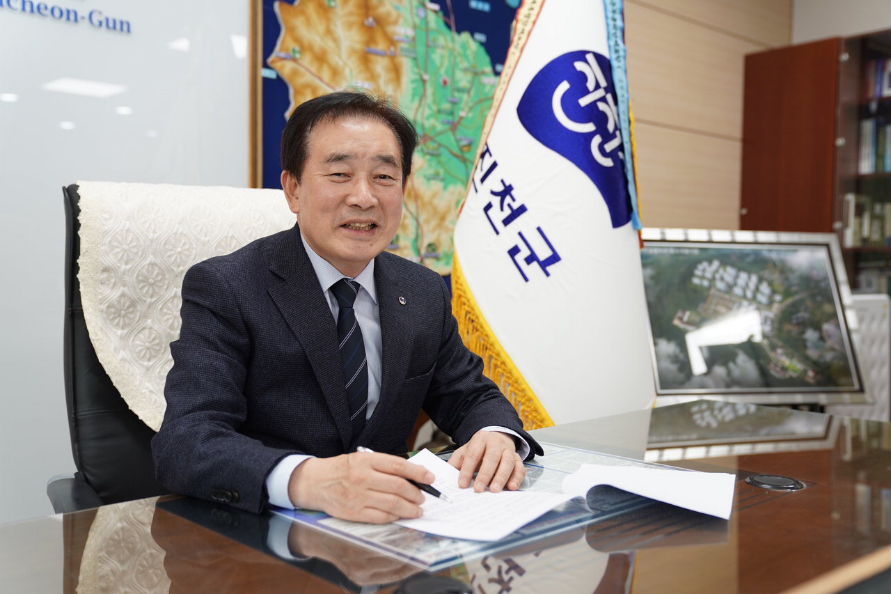 지난 2016년 4월 13일 재선거를 통해 군수에 당선된 송기섭 군수는 30여 년간의 공직 경험과 열정을 쏟아부으며 진천군의 위상을 높이고 있다.