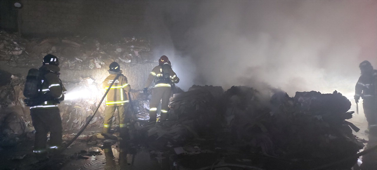 14일 오전 2시 8분께 청주시 흥덕구 강내면 황탄리의 제지 공장에서 화재가 발생했다.