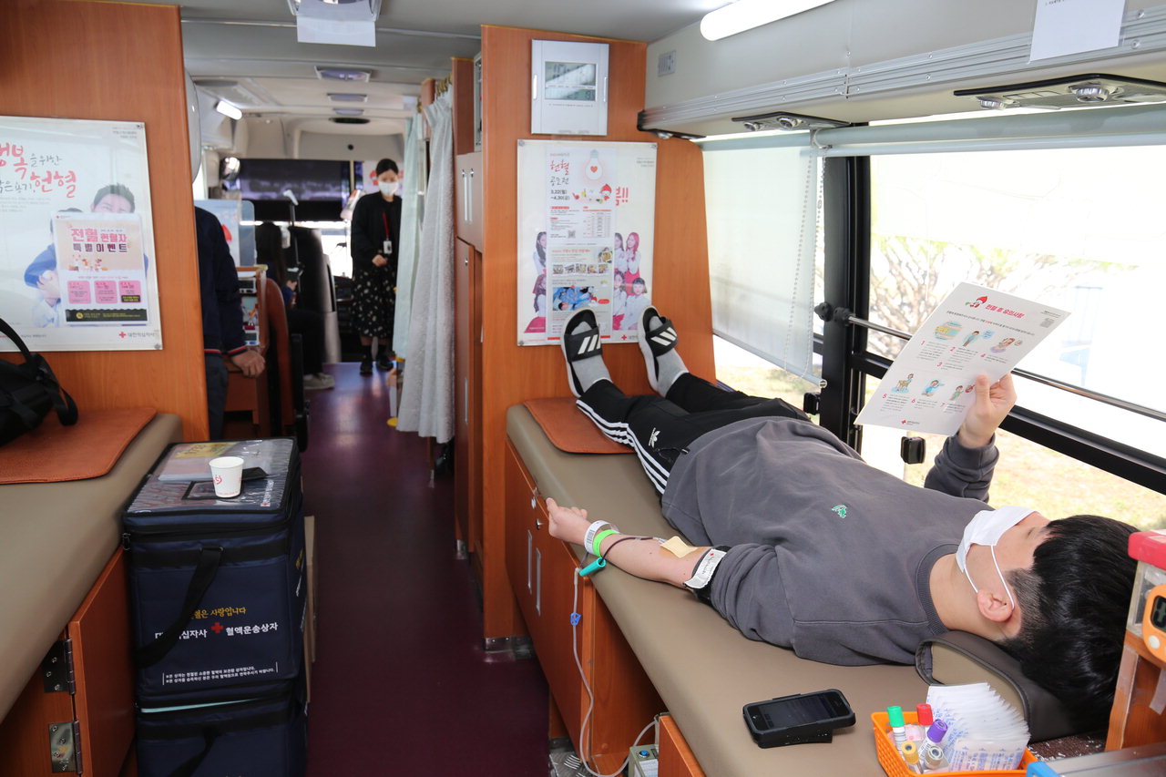 충북도립대 학생들이 코로나19 극복 위한 헌혈에 참여하고 있다. / 충북도립대학교 제공