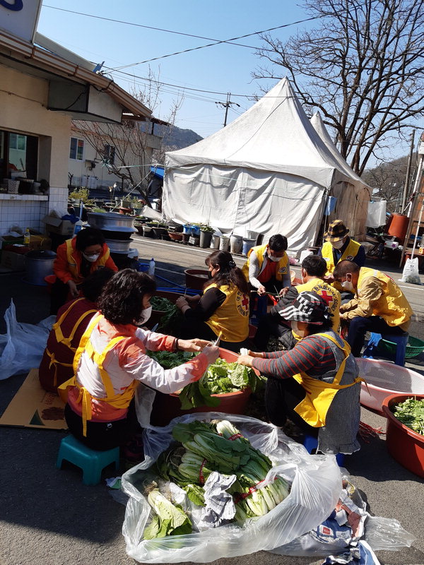 보은군 산외면 적십자봉사회(회장 홍춘수)는 지난 13일 회원 20명이 모여 도움의 손길이 필요한 이웃을 위해 사랑의 김장나누기 행사를 가졌다.