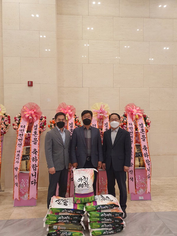 박진석 더빈컨벤션 대표는 14일 출소자 지원사업을 위해 한국법무보호복지공단 충북지부에 쌀 110㎏을 전달했다.