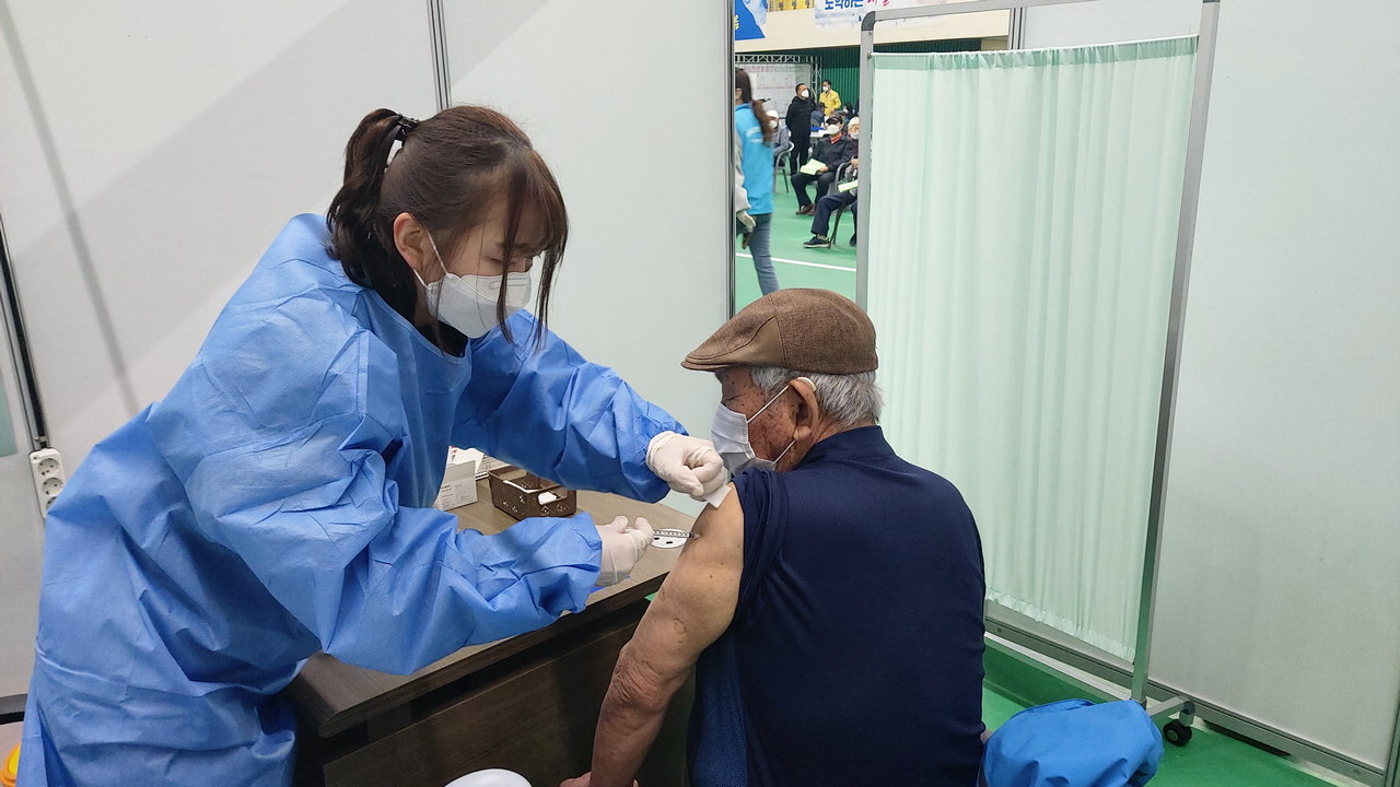 옥천군은 코로나19 예방접종센터에서 75세 이상 어르신에게 화이자 백신접종을 하고 있다. / 옥천군 제공