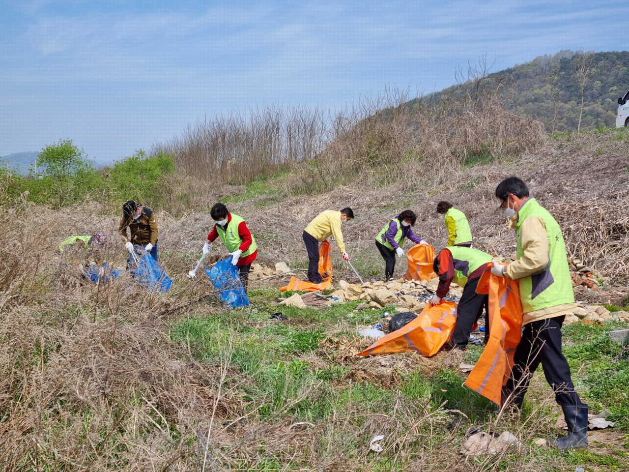 음성군 소이면 주민자치위원회와 행정복지센터 직원 등 30여명은 15일 깨끗하고 쾌적한 소이면을 만들기 위해 음성천변에서 환경정화 활동을 실시했다.
