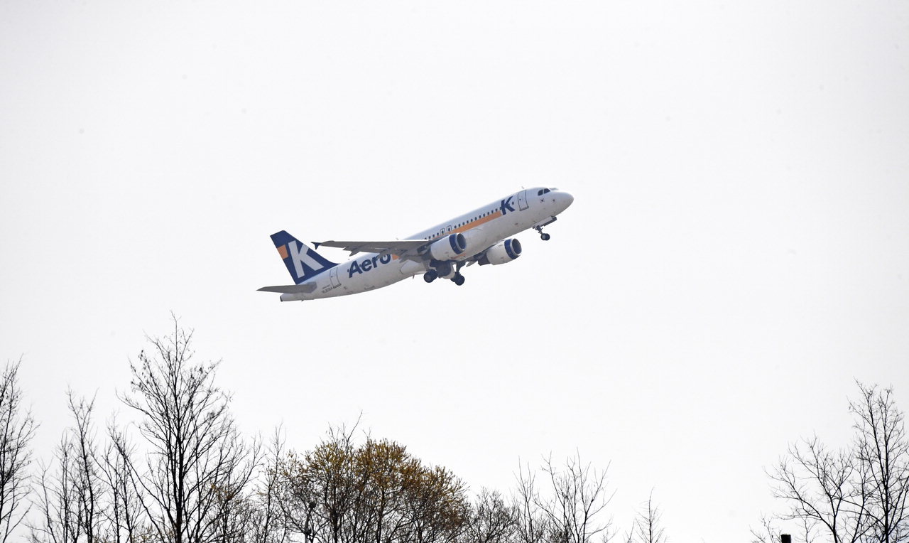 에어로케이 취항 첫날인 18일 에어버스 A320기가 청주국제공항을 이륙해 제주로 향하고 있다. /김명년