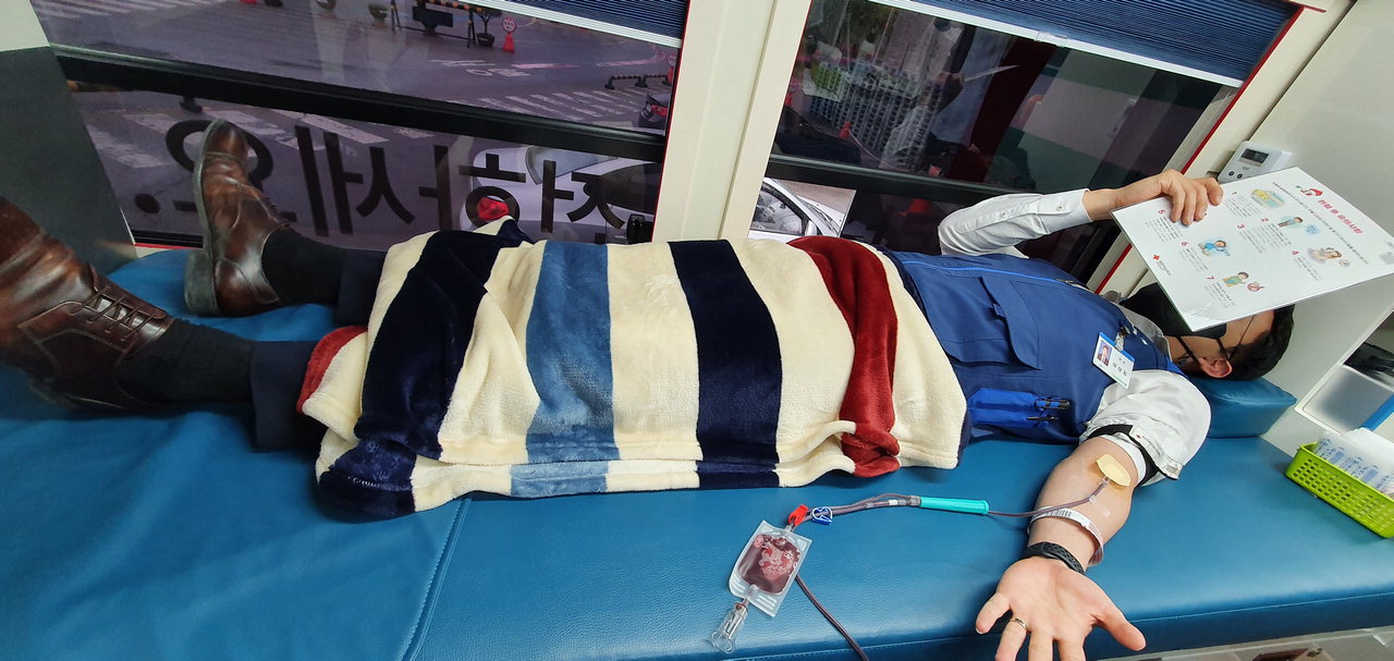 농협충북유통은 지난 16일 농협충북유통 매장 입구 헌혈버스에서 임직원 및 고객을 대상으로 '사랑의 생명 나눔 헌혈행사'를 진행했다.