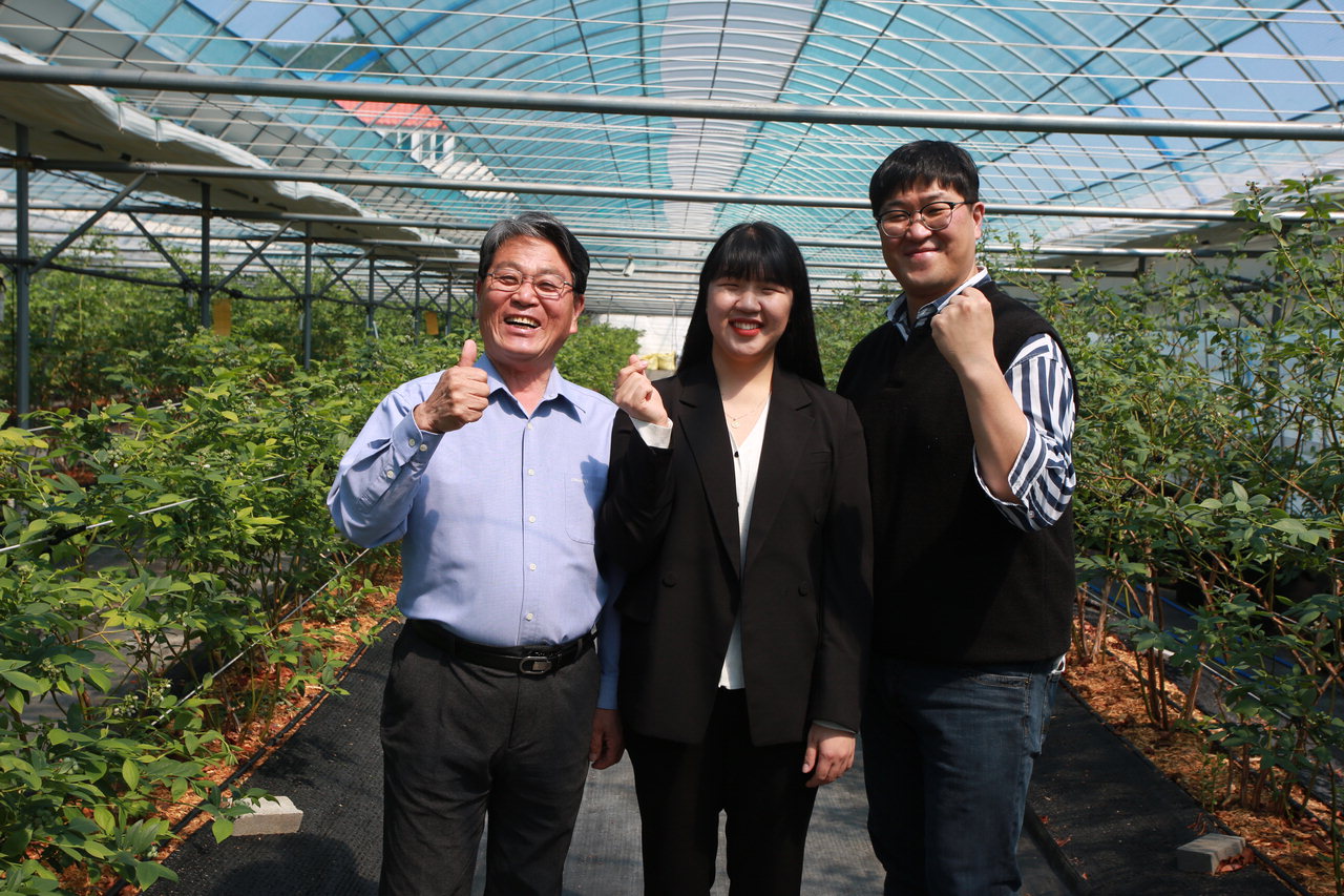 창업주 진창원씨(오른쪽)의 아들 진경석씨(왼쪽)와 한국농수산대학을 졸업한 딸 진유정씨(가운데)가 블루와인 시음판매장을 운영하며 소비자 수요에 맞춘 브랜드 가치를 키워가고 있다.