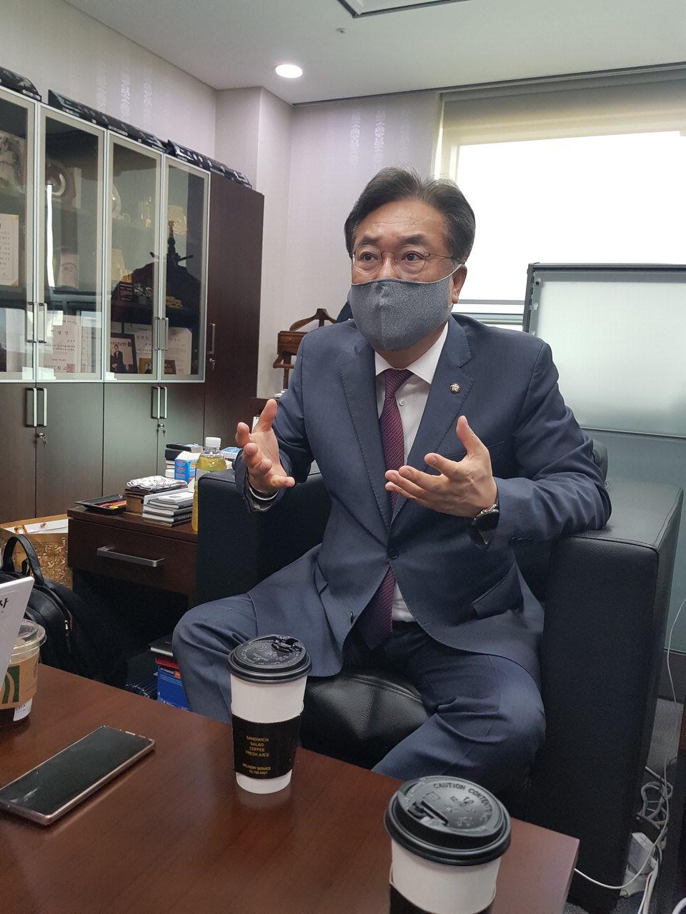 정진석 의원이 21일 서울 여의도 국회 의원회관에서 정권교체를 위한 역할 계획을 설명하고 있다. /김홍민