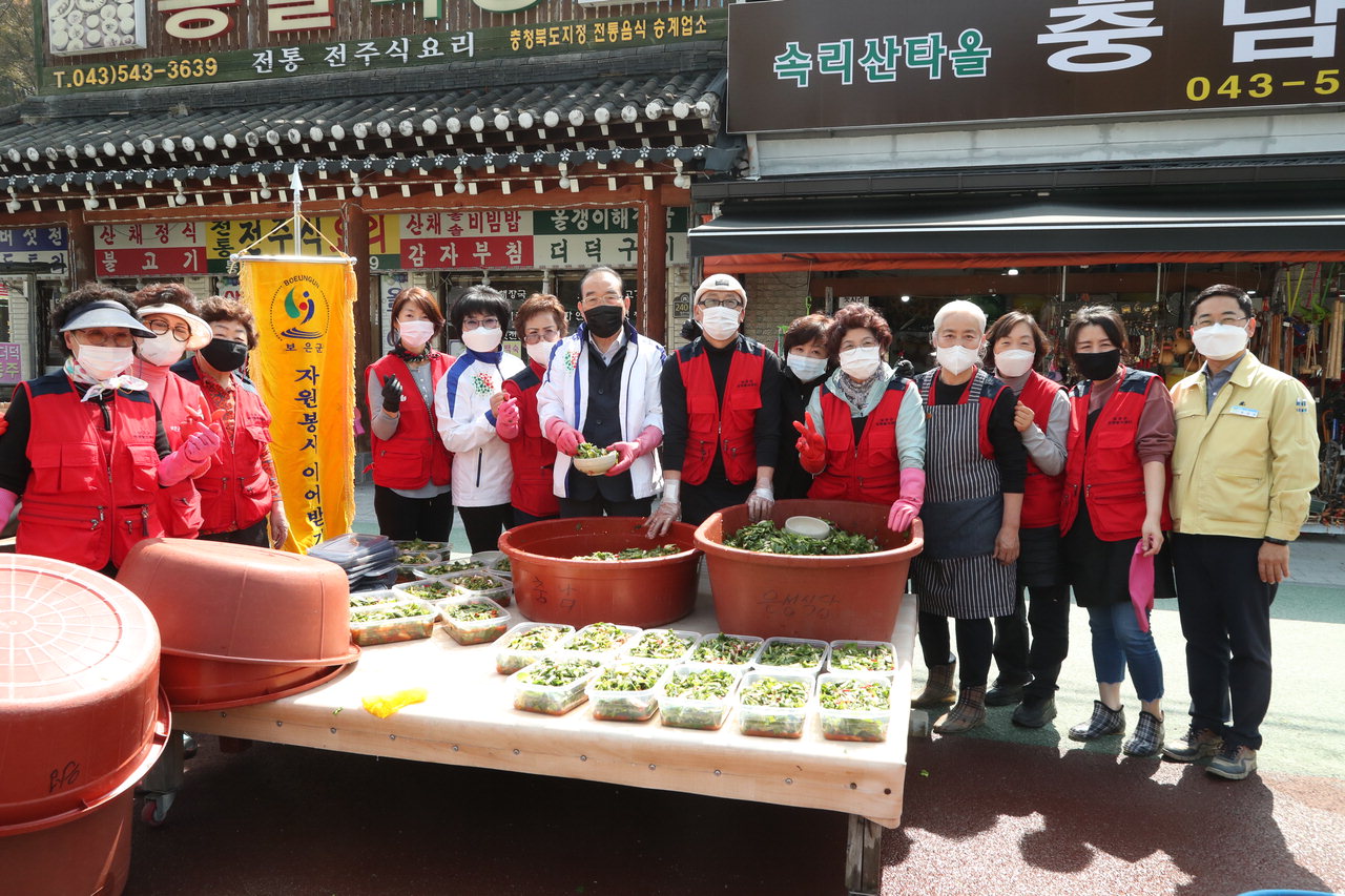 속리산면 자원봉사회(회장 전정예)는 지난 26일 봉사회 회원 10여 명이 참여한 가운데 열무김치 나눔 봉사 활동을 펼쳤다.