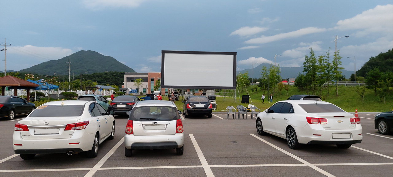 괴산군은 오는 30일 저녁 8시 괴산수산식품산업거점단지 내에서 자동차를 탄 채 야외에서 영화를 무료로 즐길 수 있는 '드라이브인(Drive-in)' 자동차극장을 운영한다./괴산군 제공