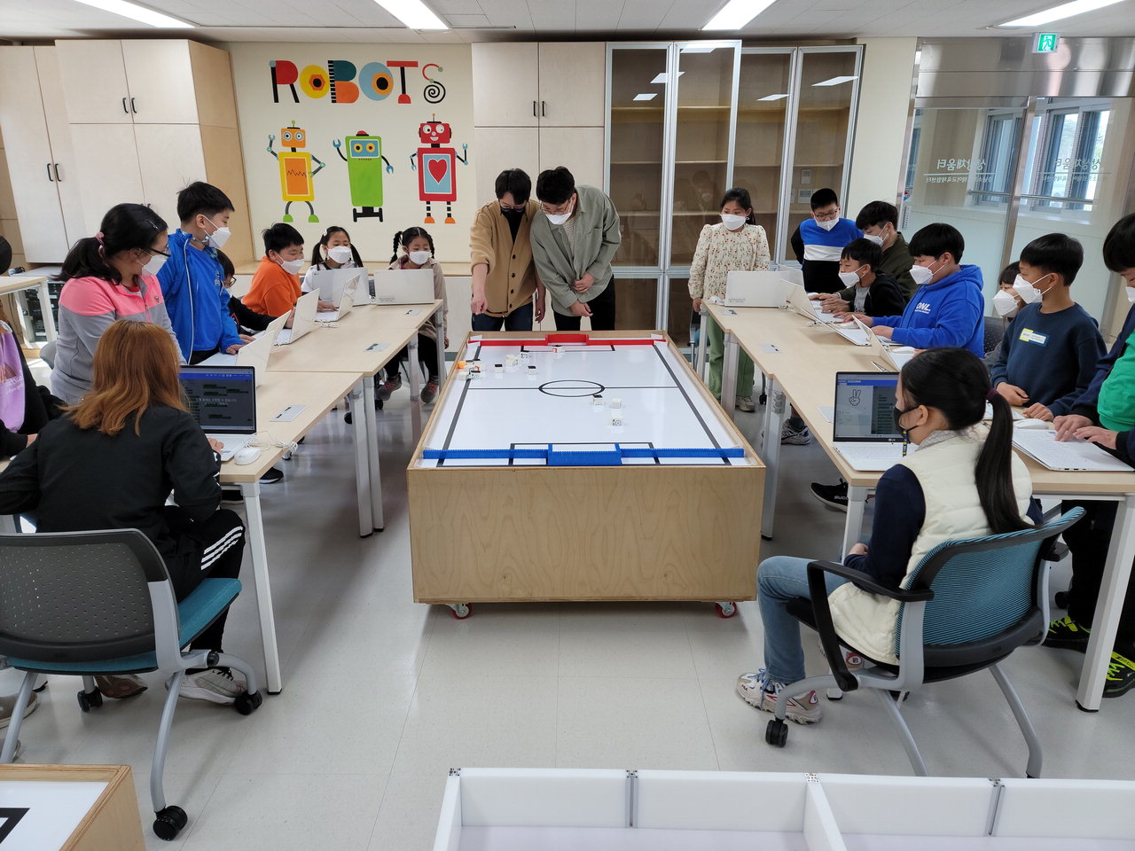 예산 신암초등학교 학생들이 로봇 축구 체험을 하고 있다. /충남교육청 제공