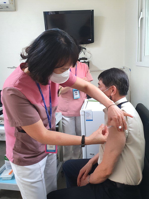 장창훈 소방서장이 29일 옥천성모병원에서 코로나19 예방 백신 접종을 받고 있다. / 옥천소방서 제공