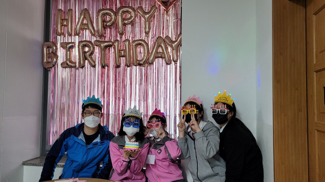 천안서여중 학생과 담임교사가 생일파티 ZONE에서 기념촬영을 하고 있다./ 천안서여자중학교 제공