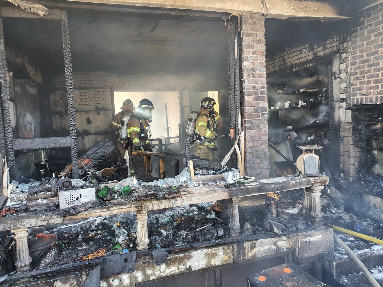 12일 화재가 발생한 청주시 청원구 정북동의 한 단독주택에서 소방대원들이 잔불을 정리하고 있다. /청주동부소방서 제공