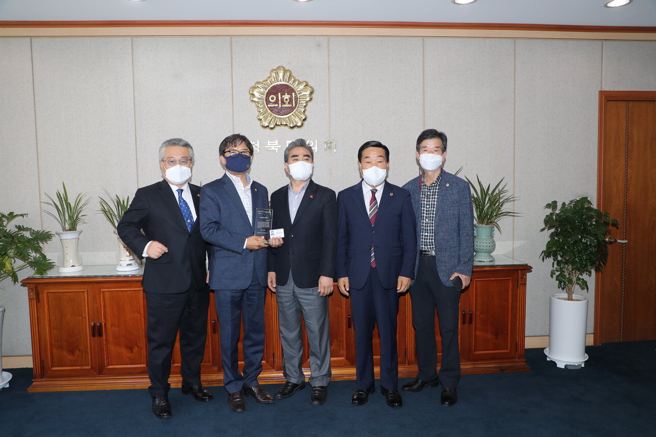 충북도의회에서 이상식 의원의 제주 명예도민증 전달식이 열렸다. /충북도의회제공