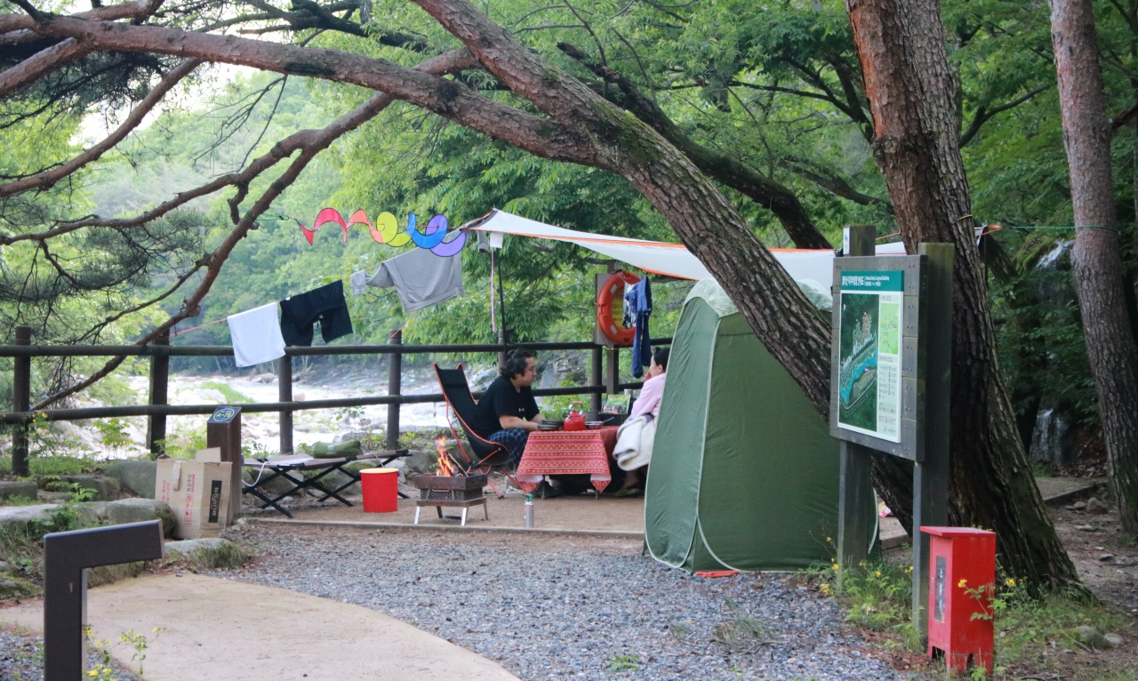 18일 화창한 날씨 속 충북 제천의 한 야영장에서 시민들이 휴식을 취하고 있다. /정세환