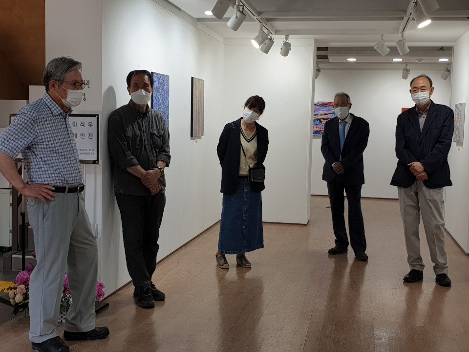이석우(왼쪽 첫번째) 작가 개인전 오프닝이 지난 18일 충북문화관 숲속갤러리 1층에서 열렸다.