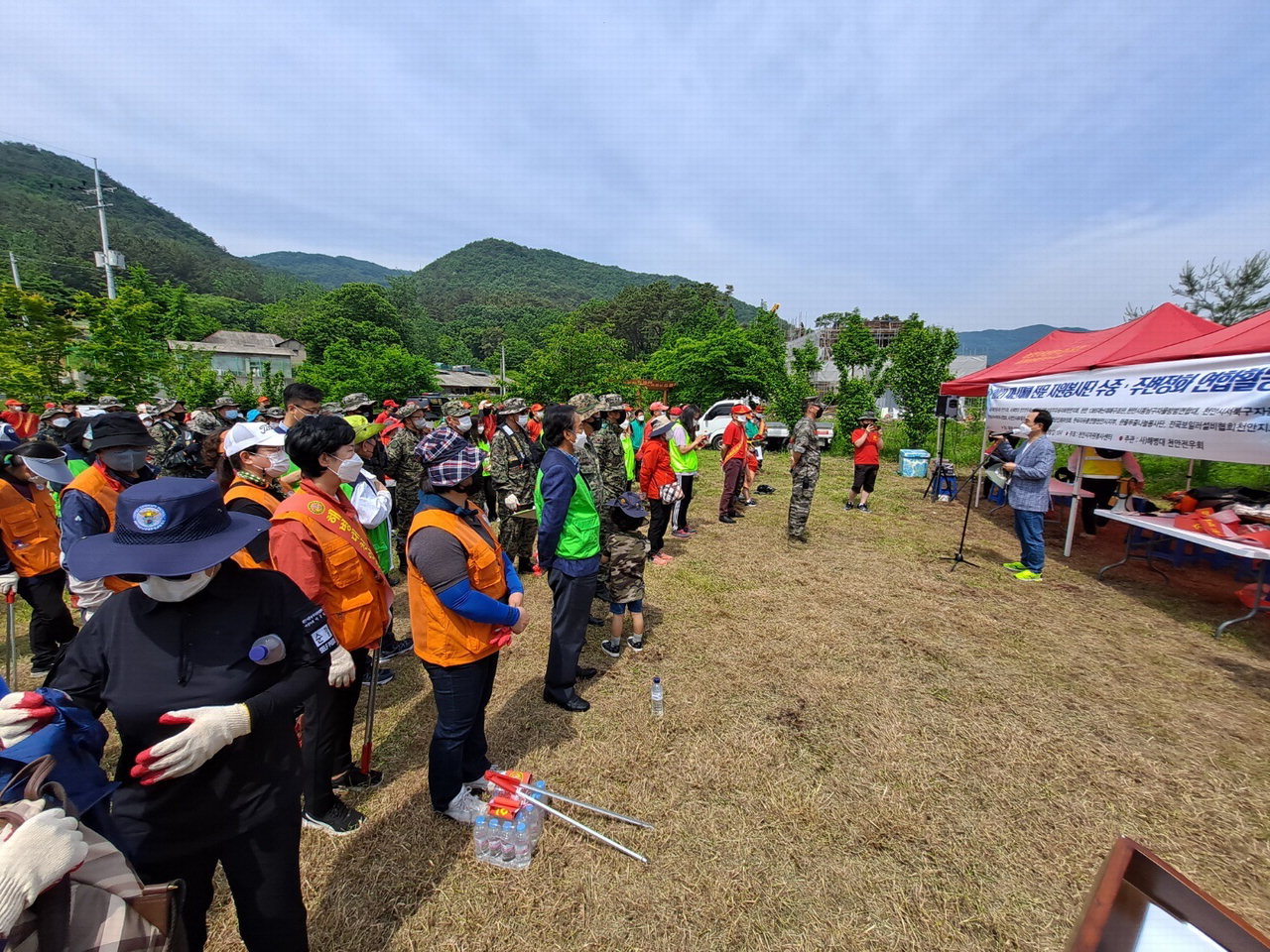 천안시 재난재해전문자원봉사단이 지난 23일 용연저수지에서 수중·수변 정화활동을 펼치고 기념사진을 촬영하고 있다./천안시 제공