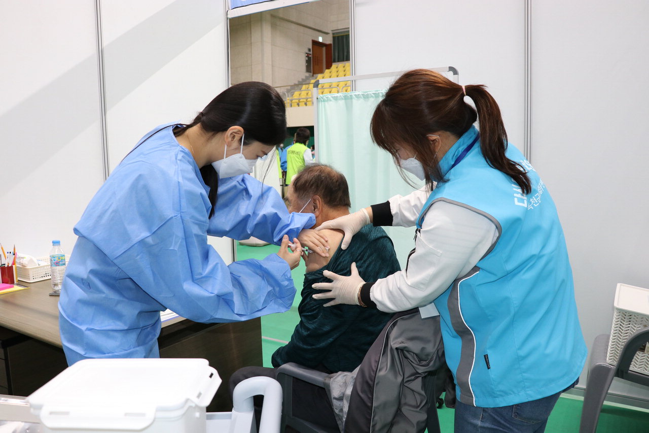 옥천군이 예방접종센터에서 주민들에게 백신을 접종하고 있다. / 옥천군 제공