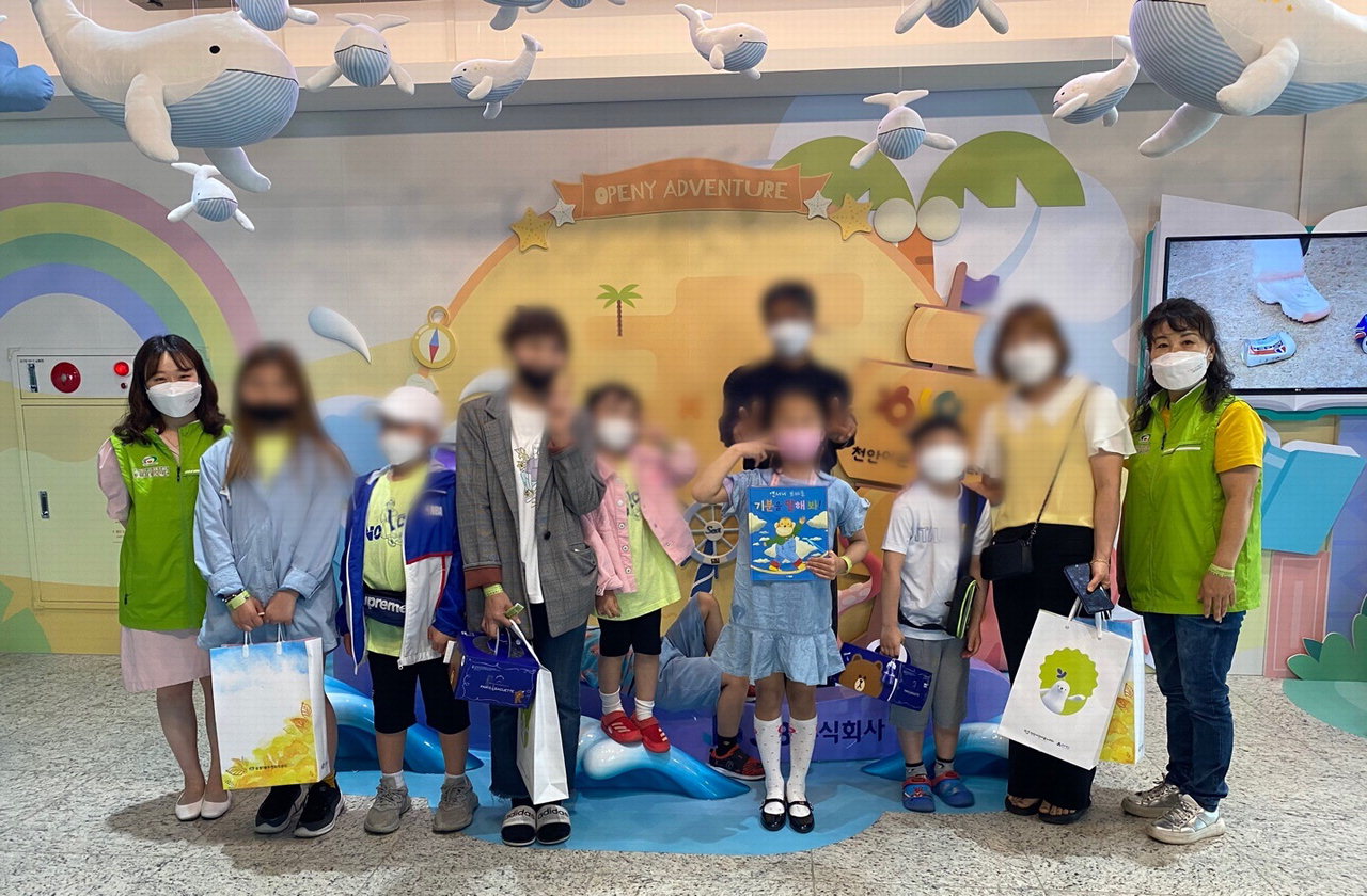 천안시 성정1동 행복키움지원단이 지난 22일 취약계층을 위해 어린이 뮤지컬 관람을 지원했다./천안시 제공