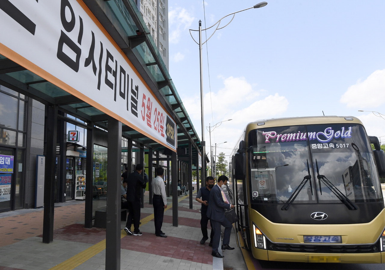 25일 개장한 청주 고속버스 임시터미널에서 시민들이 버스 탑승을 기다리고 있다. /김명년