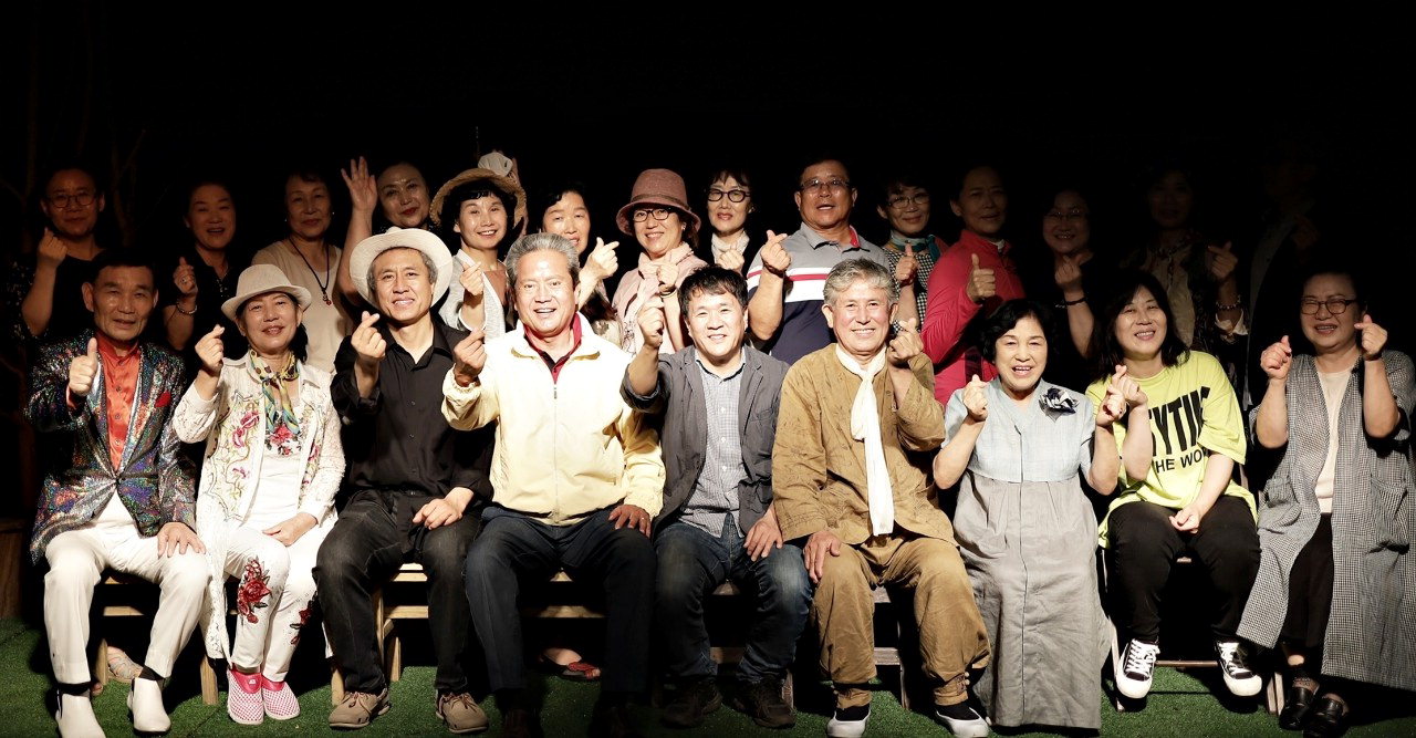 단양 만종리 대학로 극장 단원들이 지역주민들과 공동으로 연극 무대를 선보인다.
