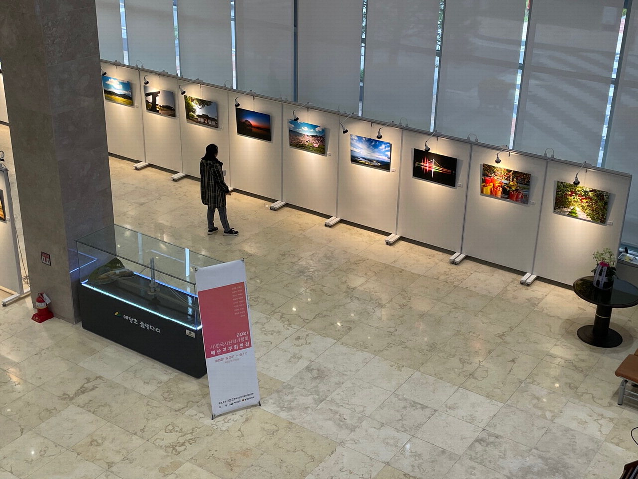 한국사진작가협회 예산지부 2021년 상반기 회원전이 예산군청 1층 전시관에서 개최되고 있다./예산군 제공