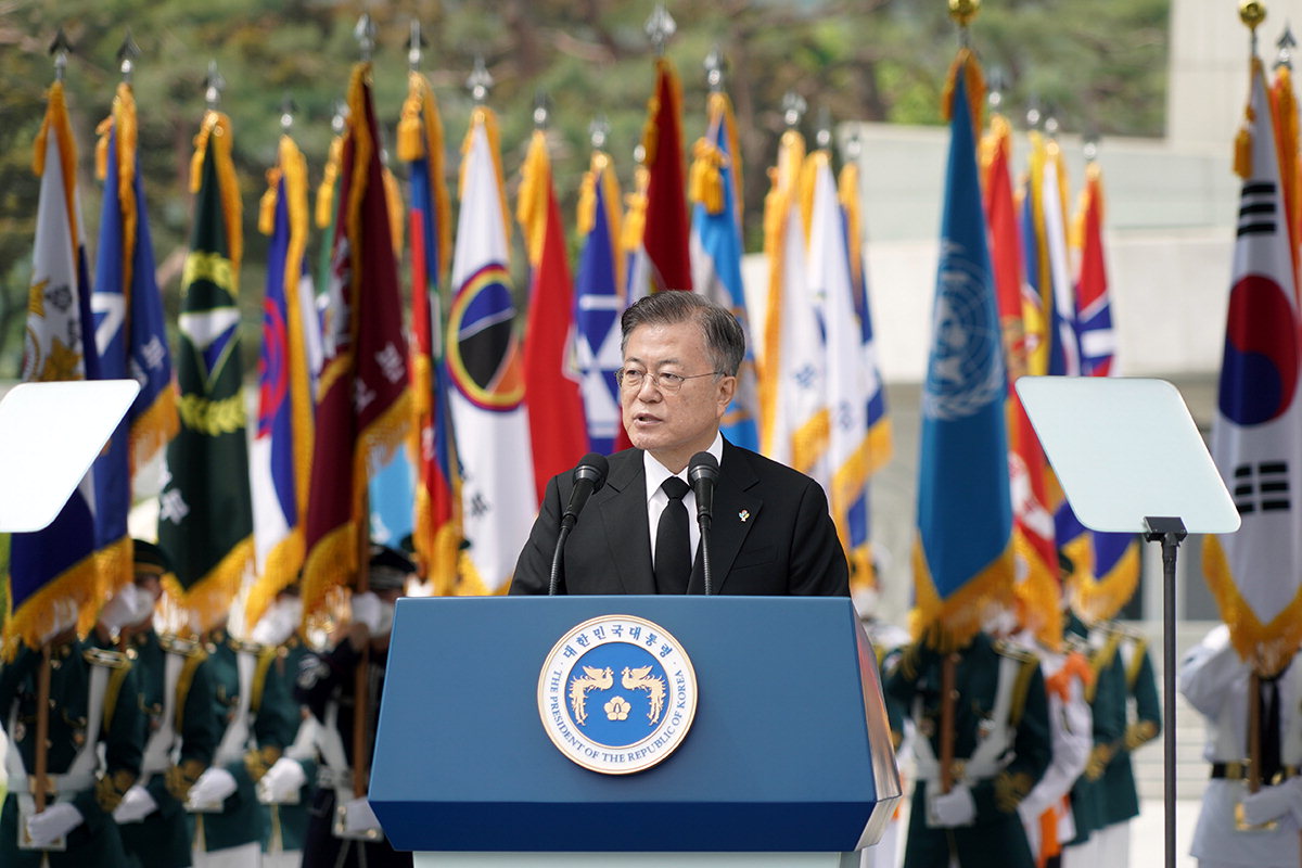 문재인 대통령이 6일 서울 동작구 국립현충원에서 열린 제66회 현충일 추념식에서 추념사를 하고 있다./청와대 제공