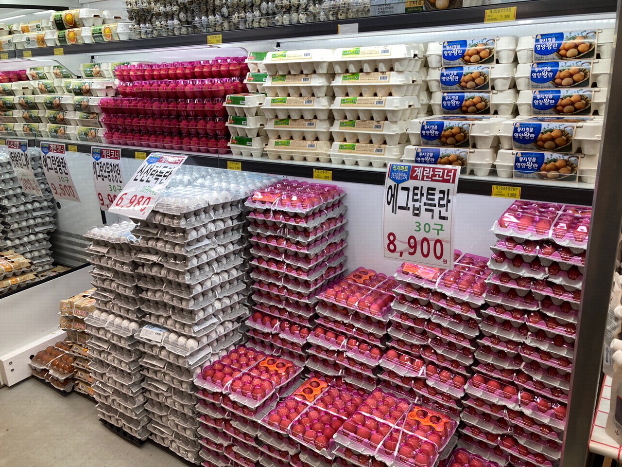 청주시 흥덕구의 식료품마트에서 계란을 판매하고 있다. /박건영