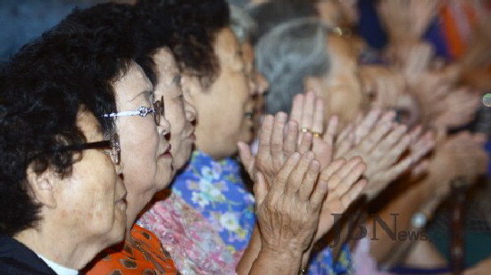 치매극복의 날 기념식에서 청주지역 노인들이 치매예방을 위해 노래에 맞춰 박수를 치고 있다. / 중부매일DB