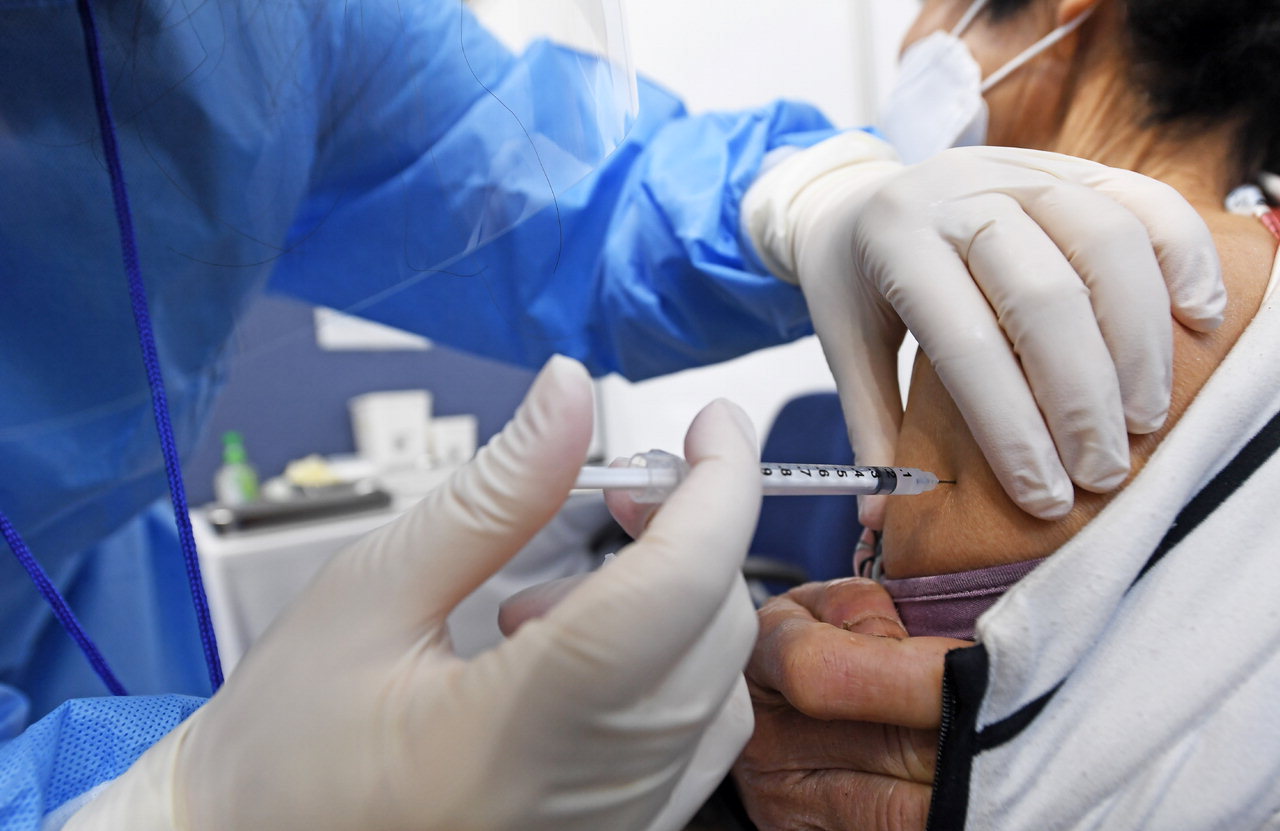 청주 상당구청 예방접종센터에서 만75세 이상 고령자들에 대한 백신 접종이 이뤄지고 있다. / 중부매일DB