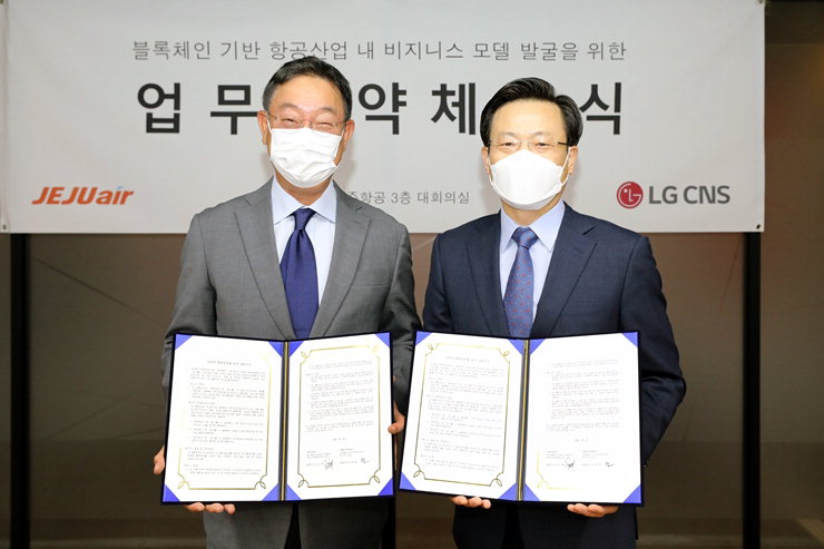 김이배 제주항공 대표(사진 오른쪽)와 현신균 LG CNS 부사장(사진 왼쪽)이 지난 7일 블록체인 기반의 항공산업 신규 비즈니스 발굴을 위한 업무협약 체결식을 맺었다 /제주항공 제공
