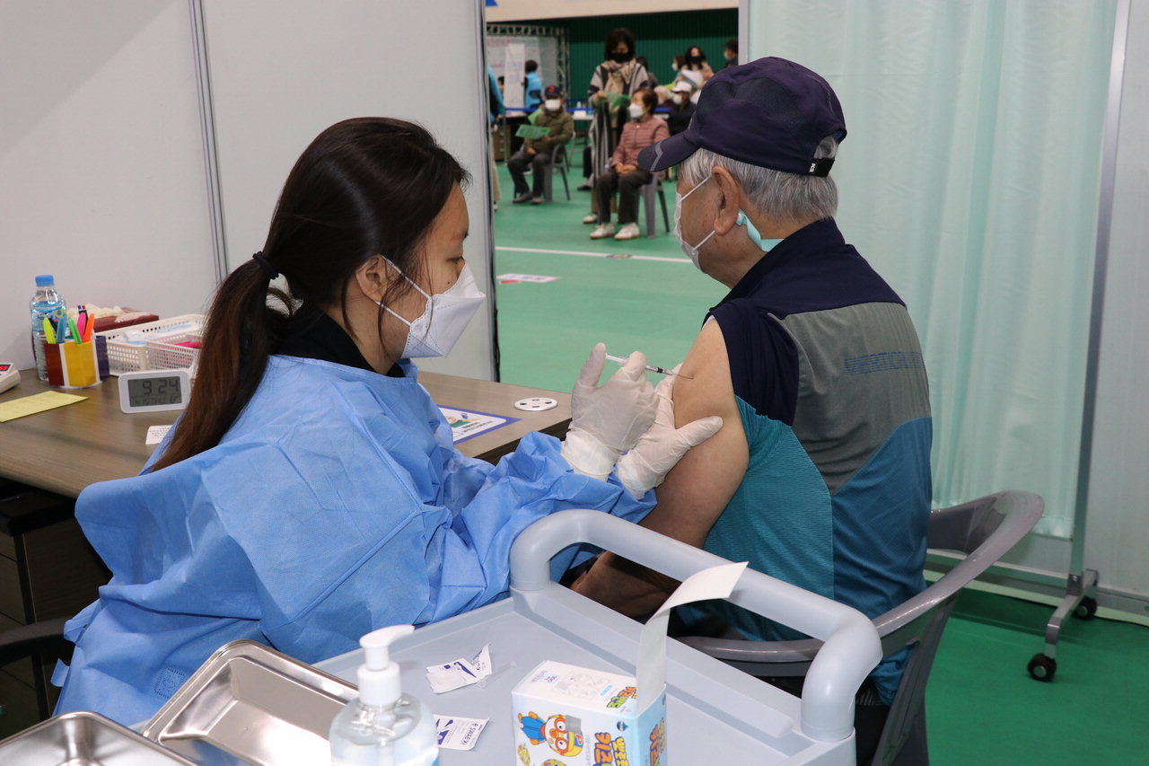 옥천군 주민이 예방접종센터에서 예방 접종을 받고 있다. / 옥천군 제공