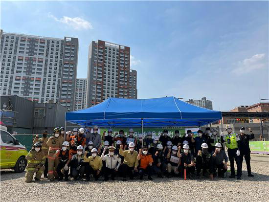 한국토지주택공사 충북본부는 청주동남A3BL 아파트 건설현장에서 재난발생시 초기대응을 위한 유관기관 합동 모의훈련을 실시했다고 10일 밝혔다.