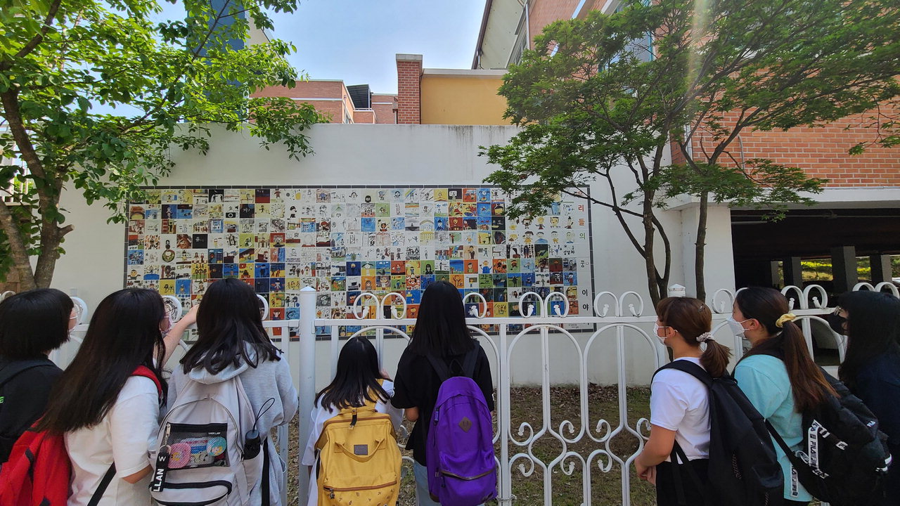 전교생이 그림그리기에 참여한 내토초등학교 타일벽화 모습./ 제천시 제공