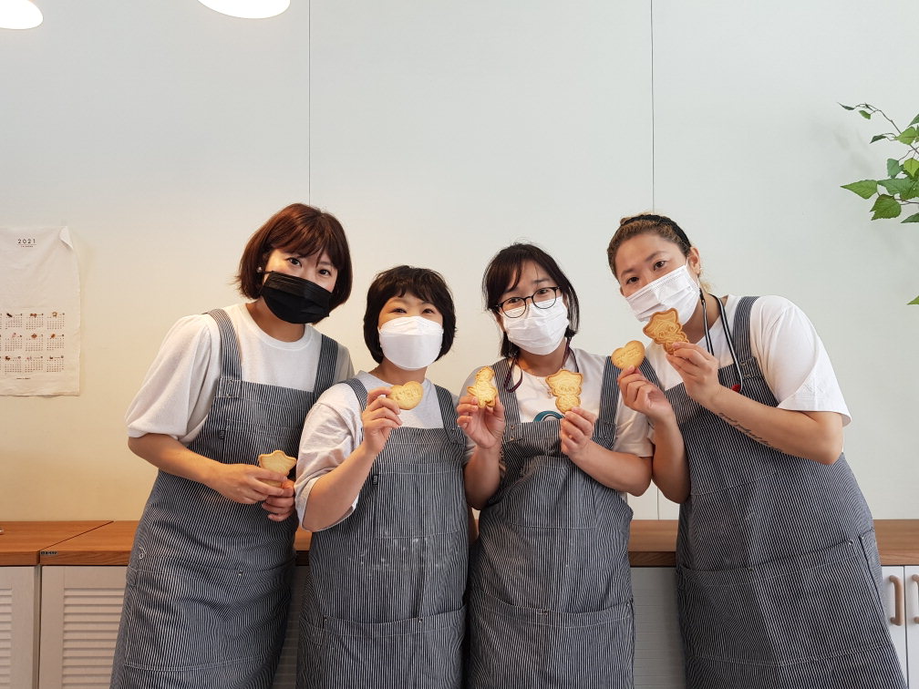 증평군에서 운영하고 있는 여성대학을 통해 배운 제과·제빵 기술을 활용해 '더 조은 날'을 창업한 유현희, 박은미, 이은주, 김지나 씨.