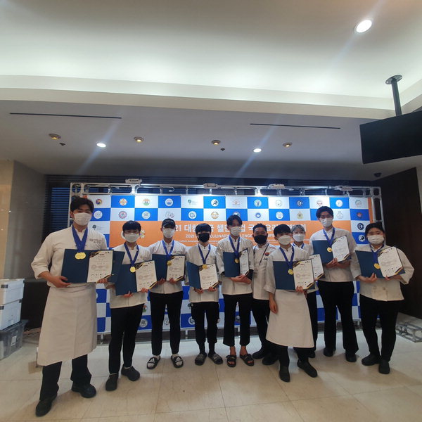 극동대학교(총장 류기일) 호텔외식조리학과가 대전인터시티호텔에서 열린 '2021 대한민국 챌린지컵 국제요리대회'에서 참가팀 전원이 금상을 수상했다./극동대 제공