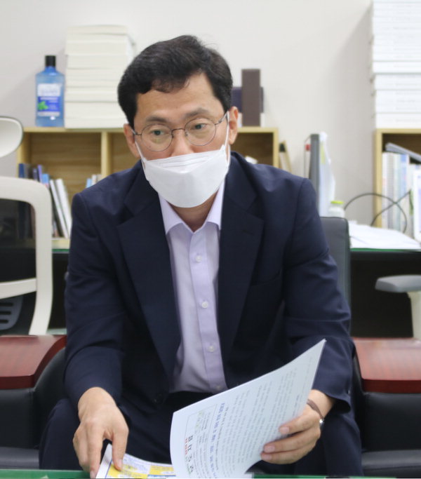 충북도 신용식 기획관리실장이 30일 도청 기자실에서 민선7기 도정 3년 성과에 대해 설명하고 있다. /정세환