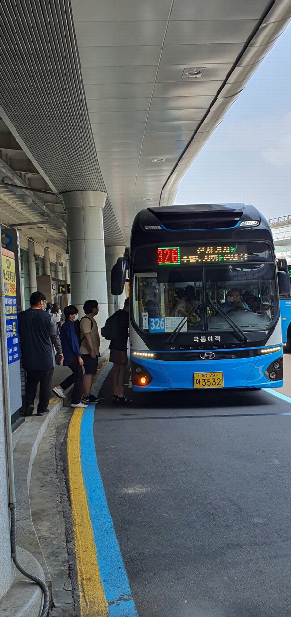중부매일 박건영 기자(가운데)가 제주공항 시내버스 정류장에서 버스를 타고 있다. 