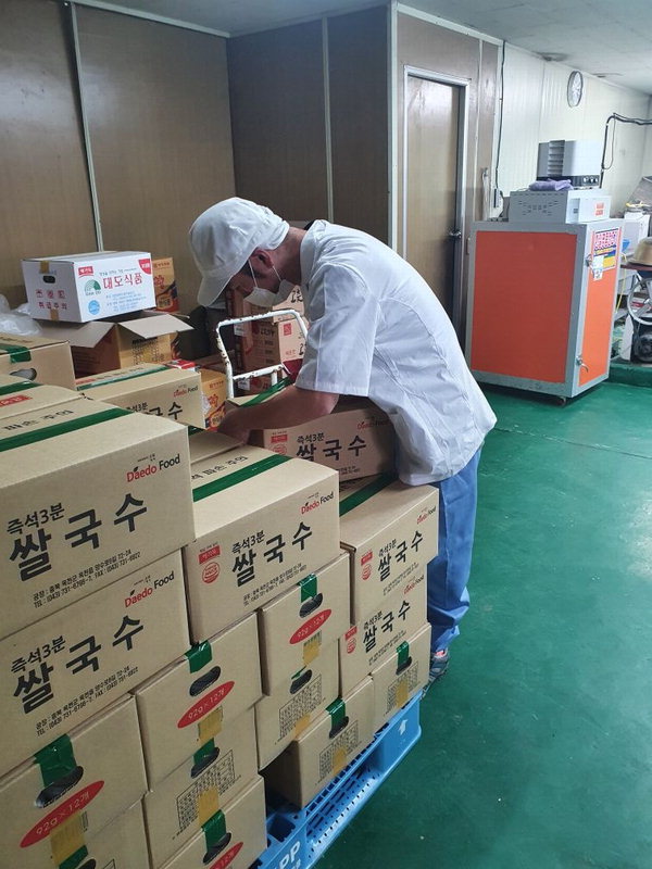 장애인 취업 지원사업에 참여한 박 모씨가 현장실습을 하고 있다. / 옥천군 제공
