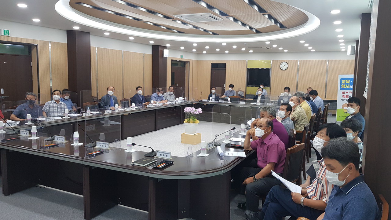 천안시가 지난 13일 과수관계자 29명이 참석한 가운데 농업기술센터에서 과수화상병 확산대응 협의회를 개최했다./천안시 제공