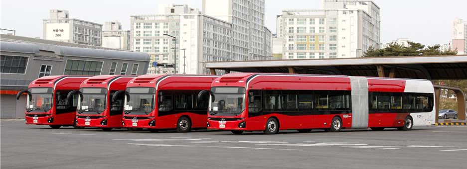 국내 최고 수준인 세종시 BRT의 전용차량인 전기굴절버스. 탑승정원이 80명으로 일반버스의 두 배다. / 행정중심복합도시건설청 제공