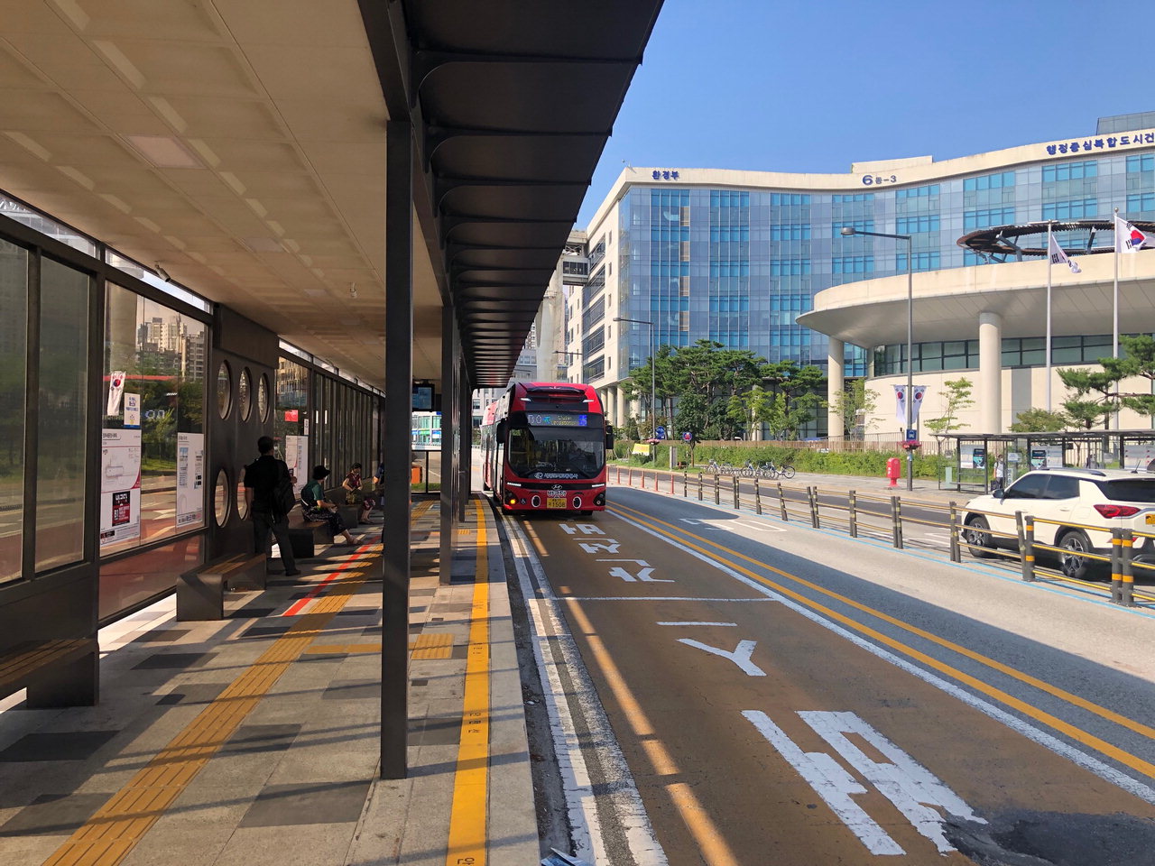 세종시 BRT가 BRT전용도로 내 첨단BRT정류장에 들어서고 있다. 정류장은 전용차량인 전기굴절버스 두 대가 정차할 수 있는 40m 길이다. / 행정중심복합도시건설청 제공