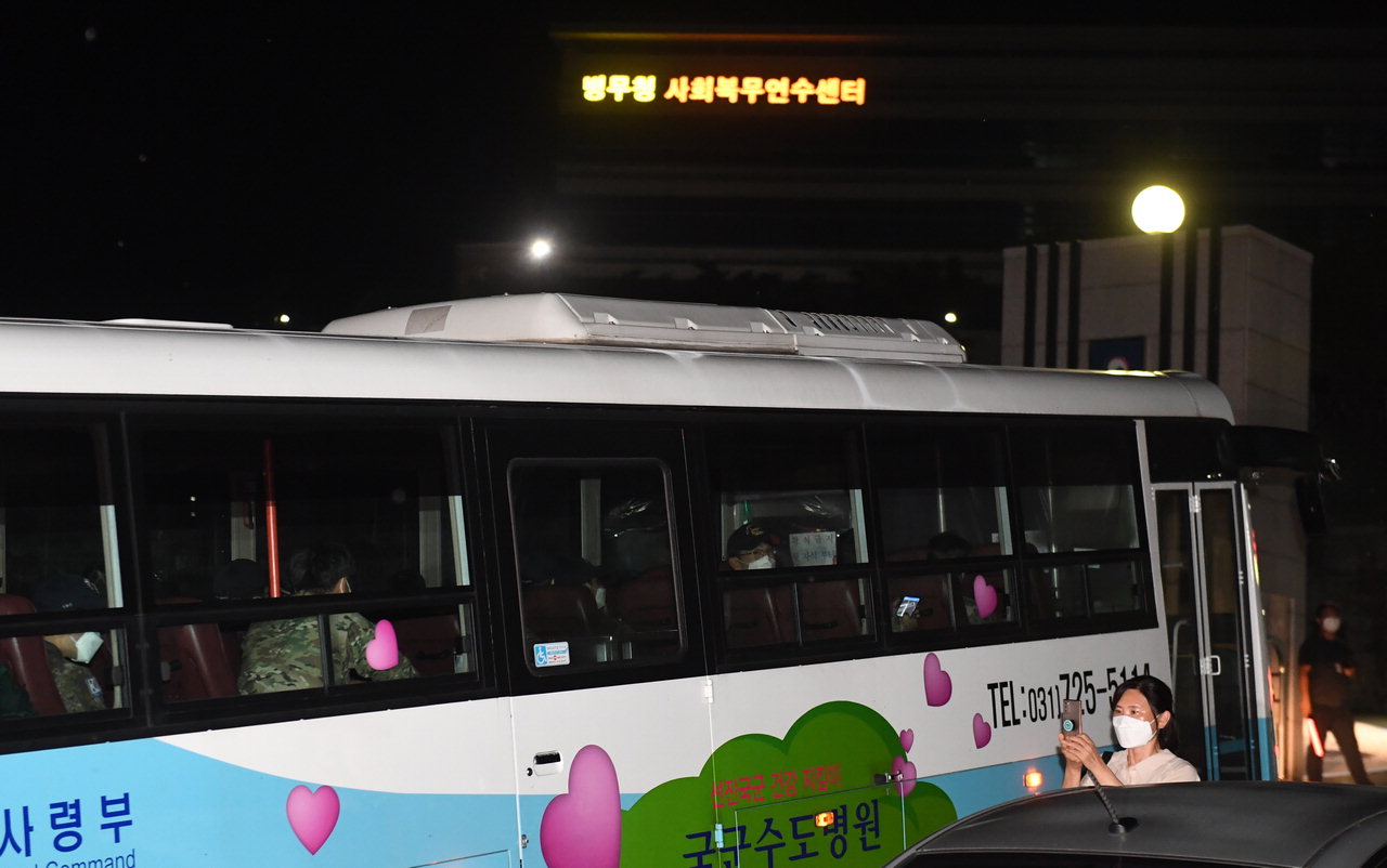 코로나19 집단감염이 발생한 청해부대 장병들을 태운 버스가 20일 오후 충북 보은군 사회복무연수센터로 도착하고 있다. /김명년